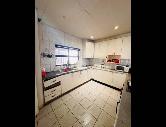 6 BEDROOM HOUSE FOR SALE IN SUNNYRIDGE